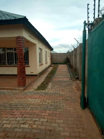 vacant-3-bedroom-flat-for-rent-in-lilayi-big-8