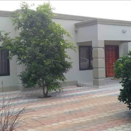 for-rent-3bed-flat-off-lilayi-road-big-5
