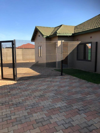 executive-modernised-3-bedroomed-flat-for-rent-big-4