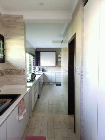 stunning-five-bedroom-house-with-swimming-pool-big-5