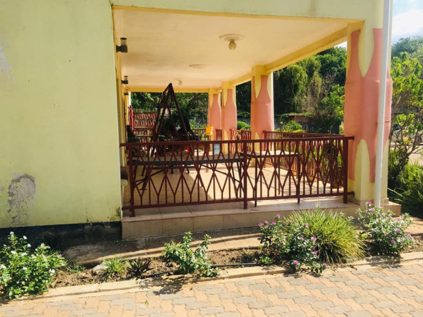 spacious-five-bedroom-home-in-makeni-big-2