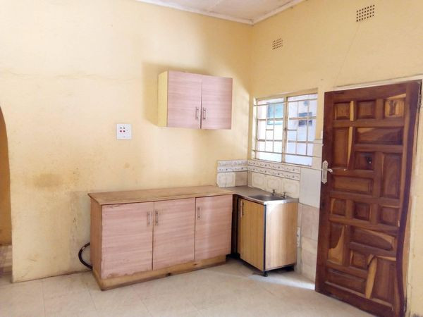 vacant-1-bedroom-flat-near-goldcrest-mall-big-1