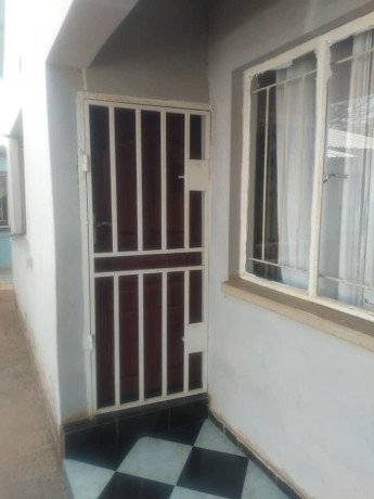 neat-2-bedroom-flat-in-secured-complex-big-1