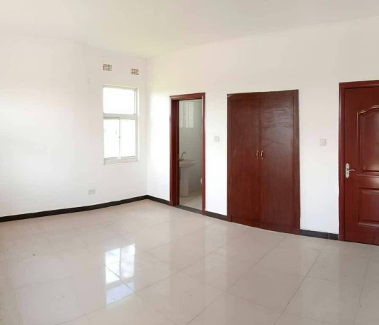 double-storey-4-bedroom-in-silverest-gardens-big-7