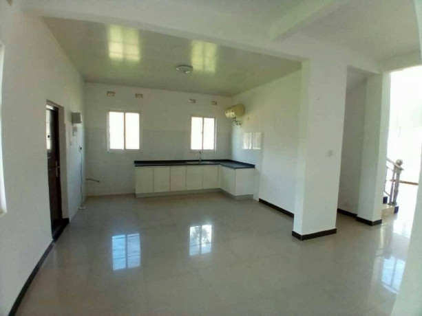 double-storey-4-bedroom-in-silverest-gardens-big-6