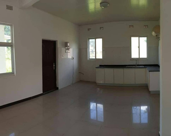 double-storey-4-bedroom-in-silverest-gardens-big-5