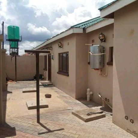 neat-and-spacious-3-bedroom-flat-in-libala-south-big-2