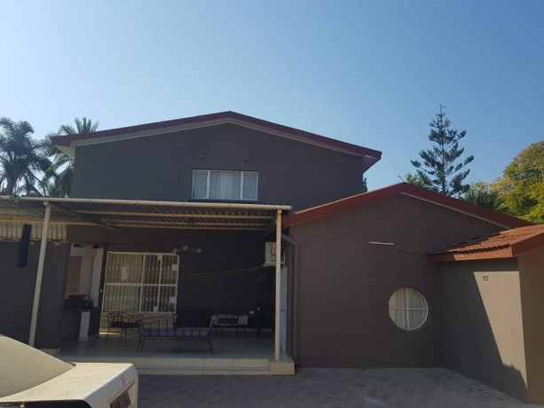 executive-5-bedroom-house-with-swimming-pool-and-cottage-big-4