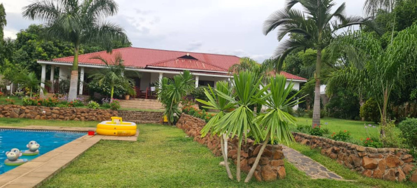 luxurious-4-bedroom-house-in-livingstone-big-8