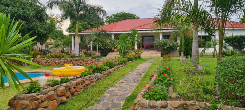 luxurious-4-bedroom-house-in-livingstone-big-0