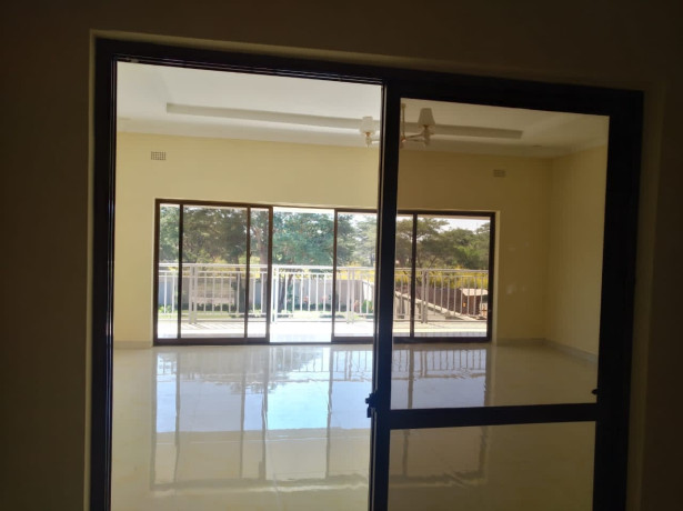 luxurious-7-bedroom-house-in-ibex-meanwood-big-1