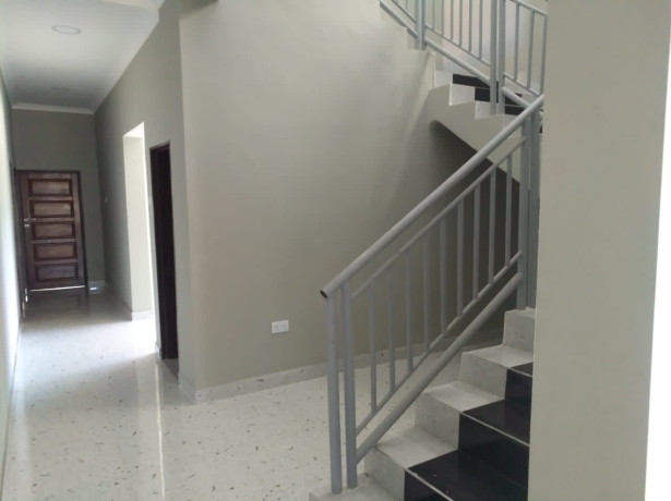 luxurious-7-bedroom-house-in-ibex-meanwood-big-8