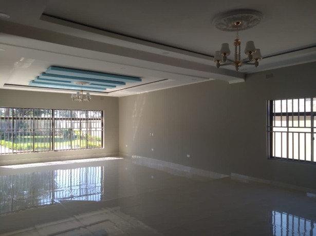 luxurious-7-bedroom-house-in-ibex-meanwood-big-9