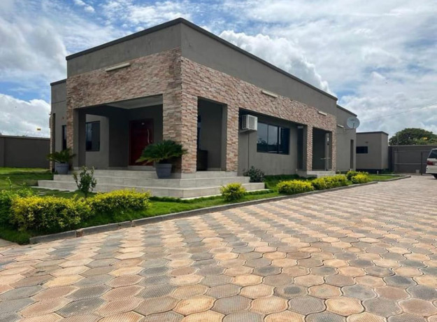 stunning-3-bedroom-house-with-swimming-pool-in-lilayi-big-3