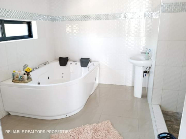 4-bedroom-flat-for-sale-in-njolwe-big-9