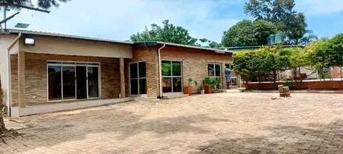 4-bedroom-house-with-swimming-pool-in-serene-environment-big-4