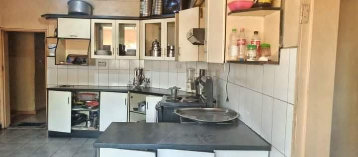 4-bedroom-flat-for-sale-in-chalala-big-9