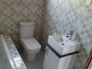 beautiful-3-bedroom-flat-for-rent-in-meanwood-ndeke