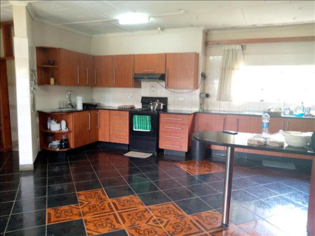 spacious-3-bedroom-house-with-guest-wing-and-shop-big-2