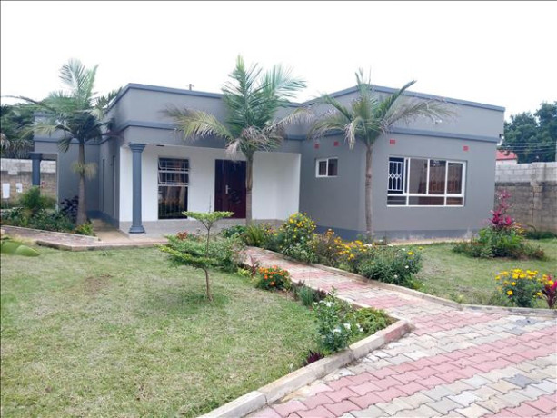 spacious-3-bedroom-house-with-guest-wing-and-shop-big-1