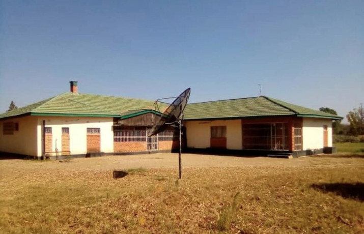 spacious-4-bedroom-house-in-makeni-big-0