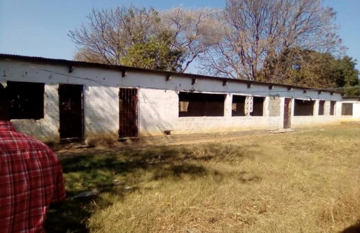 spacious-4-bedroom-house-in-makeni-big-1