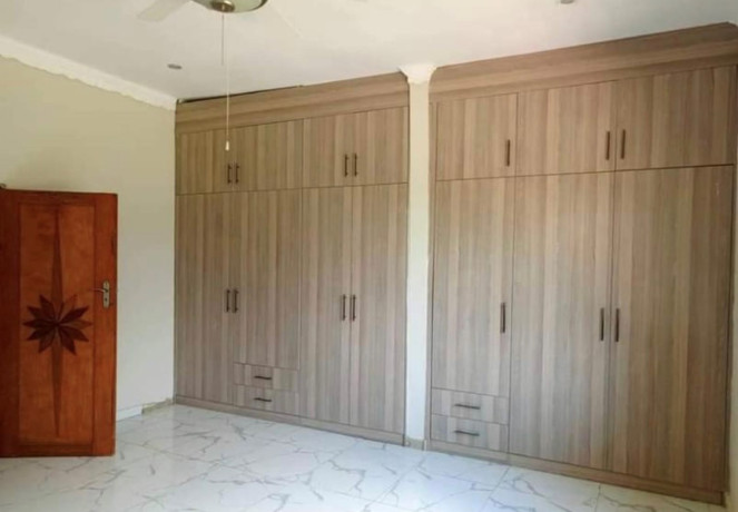 6-bedroom-house-for-sale-in-new-kasama-big-0