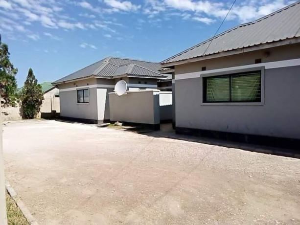 3-bedroom-flat-for-rent-in-chalala-big-4