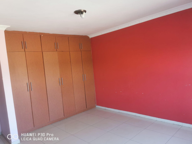 3-bedroom-flat-for-rent-in-chalala-big-4