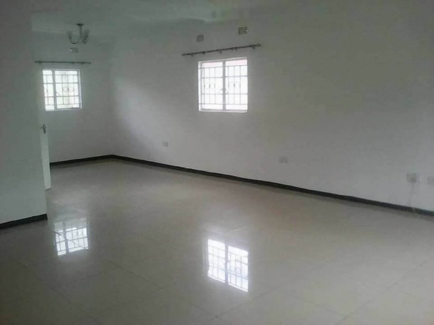 spacious-three-bedroom-flat-in-salama-park-big-4