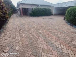 spacious-3-bedroom-house-for-sale-in-meanwood-kwamwena