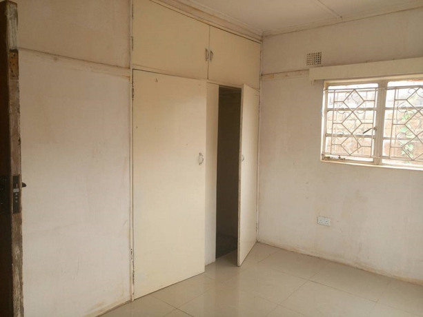 four-bedroom-house-with-ensuite-master-bedroom-and-cottage-for-rent-big-8