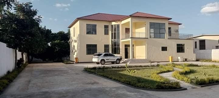 7-bedroom-house-for-rent-in-sunningdale-big-2