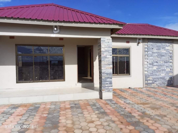 newly-built-3-bedroom-house-in-lilayi-estate-big-4