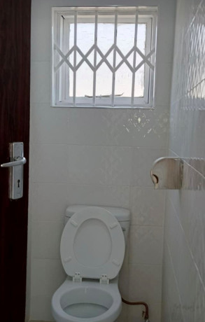 3-bedroom-flat-for-rent-in-meanwood-big-5