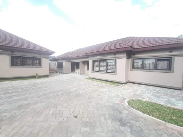 complex-of-4-flats-for-sale-in-avondale-big-2