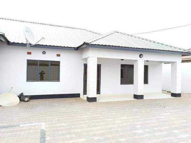 2-bedroom-flat-for-rent-in-chalala-big-3