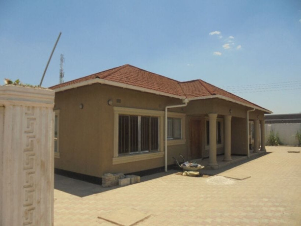 property-for-sale-in-meanwood-kwamwena-big-5