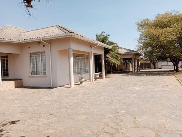8-bedroom-house-for-sale-in-chalala-big-4