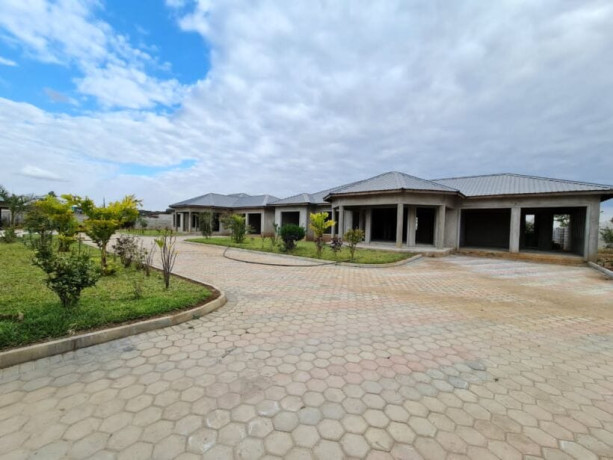 complex-of-9-free-standing-bungalows-in-makeni-big-2