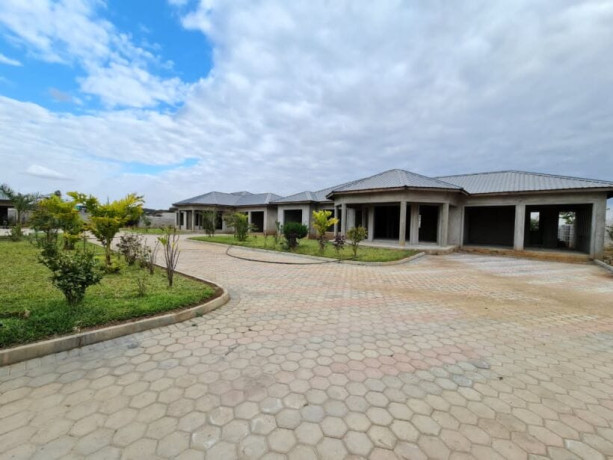 complex-of-9-free-standing-bungalows-in-makeni-big-3