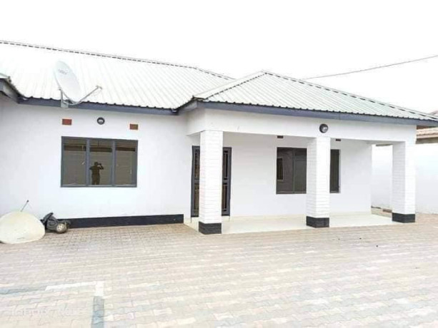 2-bedroom-flat-for-rent-in-chalala-big-3