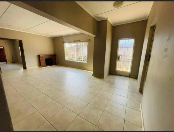 3-bedroom-stand-alone-house-for-rent-in-roma-big-2