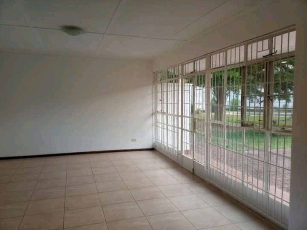 spacious-4-bedroom-house-for-rent-in-sunningdale-big-5