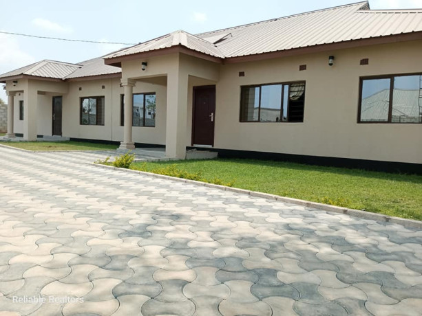 2-bedroom-flat-for-rent-in-chalala-big-3