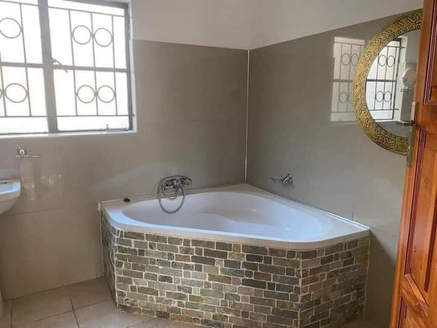 2-bedroom-house-for-rent-in-roma-big-8