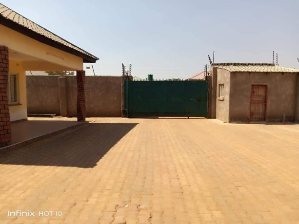 3-bedroom-flat-for-rent-in-lilayi-big-5