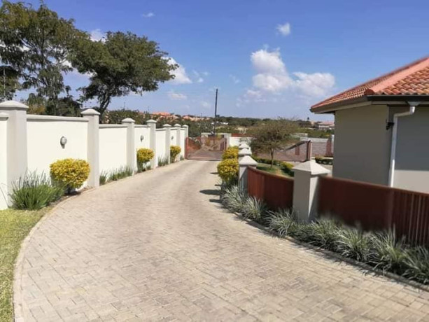 2-bedroom-apartment-for-rent-in-roma-park-big-1