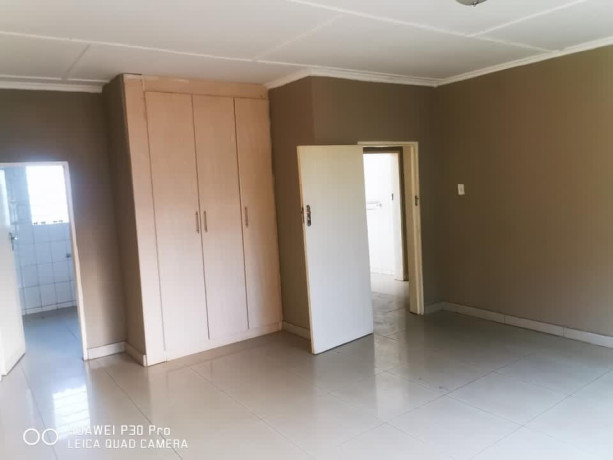 3-bedroom-flat-for-rent-in-chalala-big-4