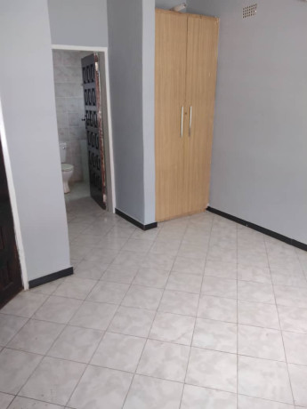 2-bedroom-flat-for-rent-in-olympia-big-3